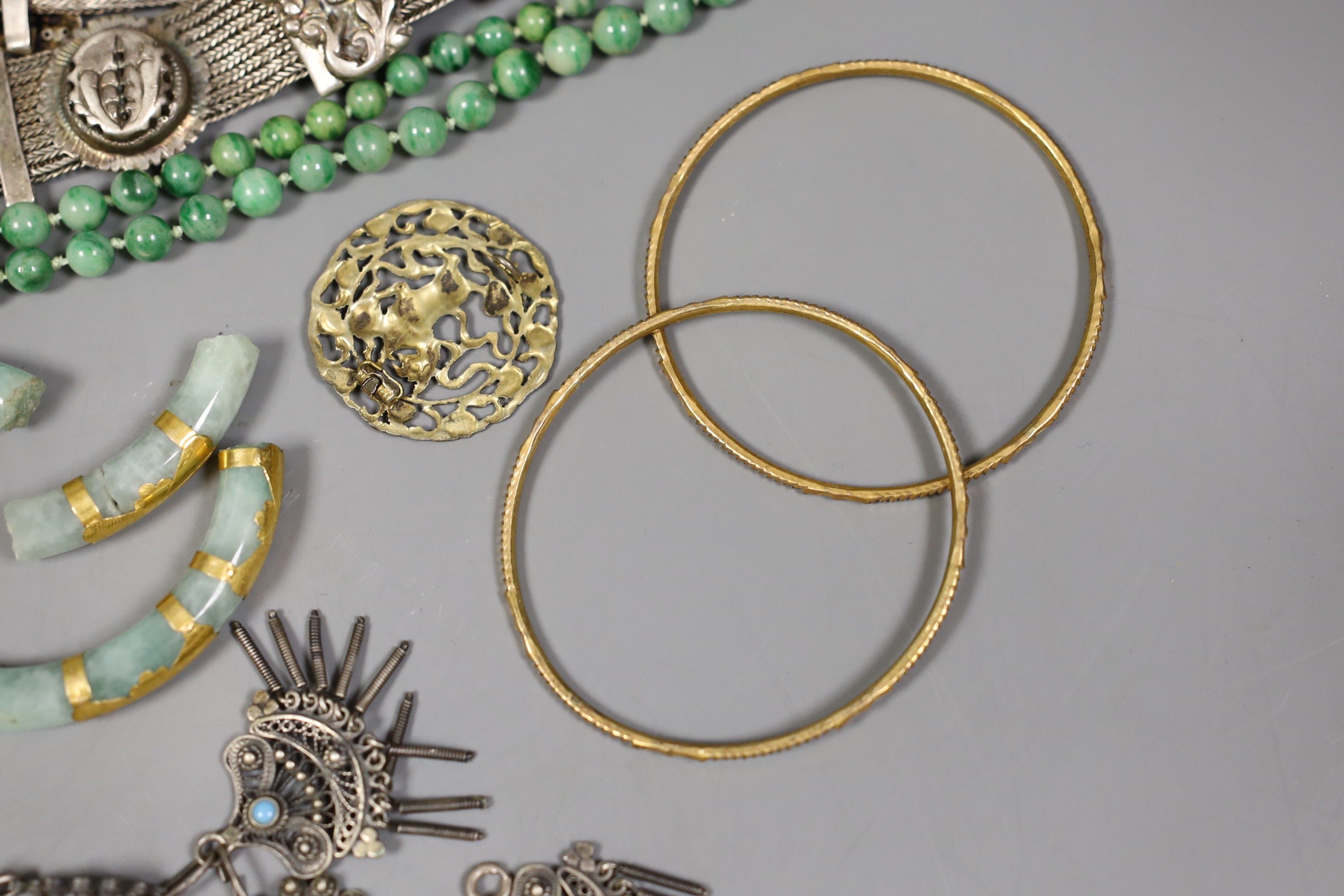 A quantity of assorted jewellery including oriental export gilt metal hair pins, filigree white metal pendant, etc.